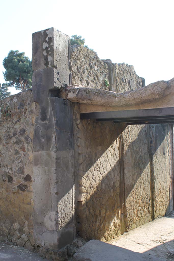 V.35 Herculaneum. March 2014. Looking east towards north end of entrance corridor 13.
Foto Annette Haug, ERC Grant 681269 DÉCOR